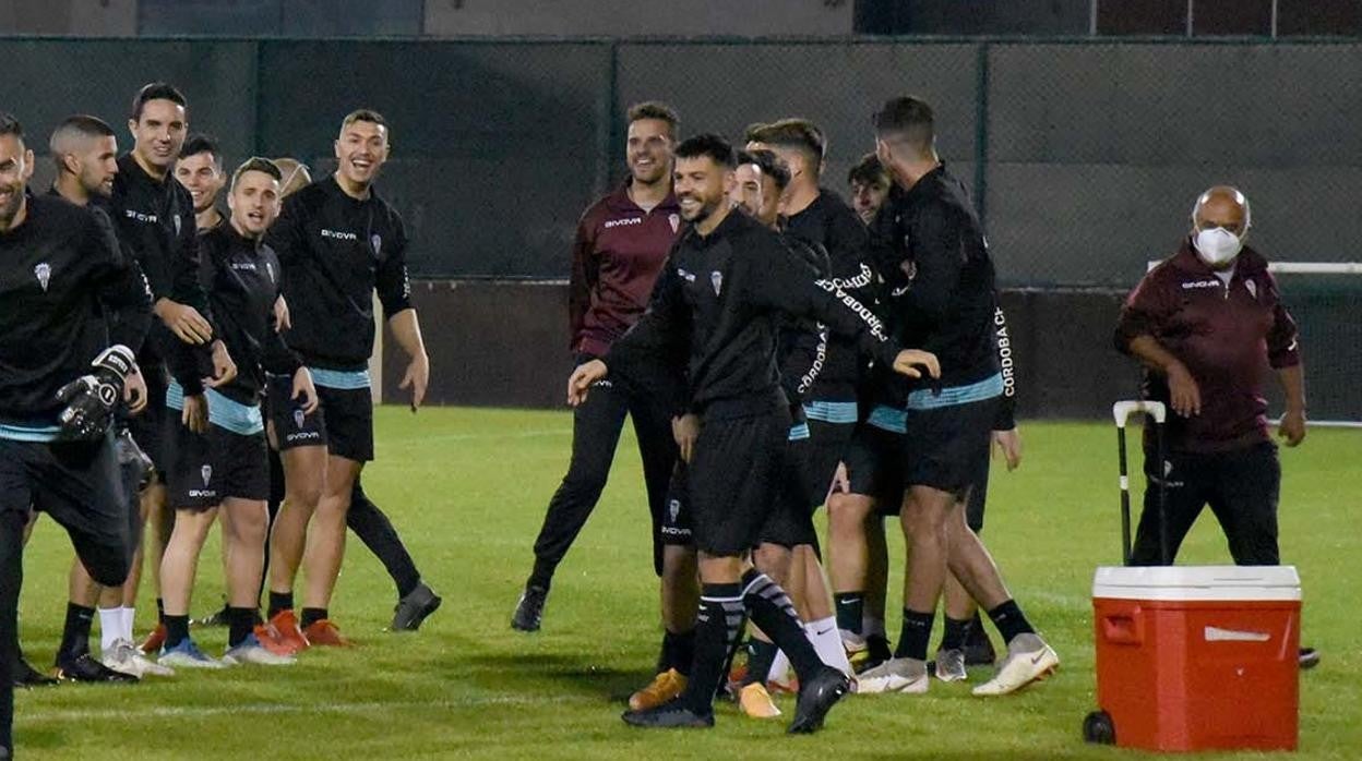 José Ruiz, en el centro, en el primer entrenamiento del Córdoba CF en Baréin