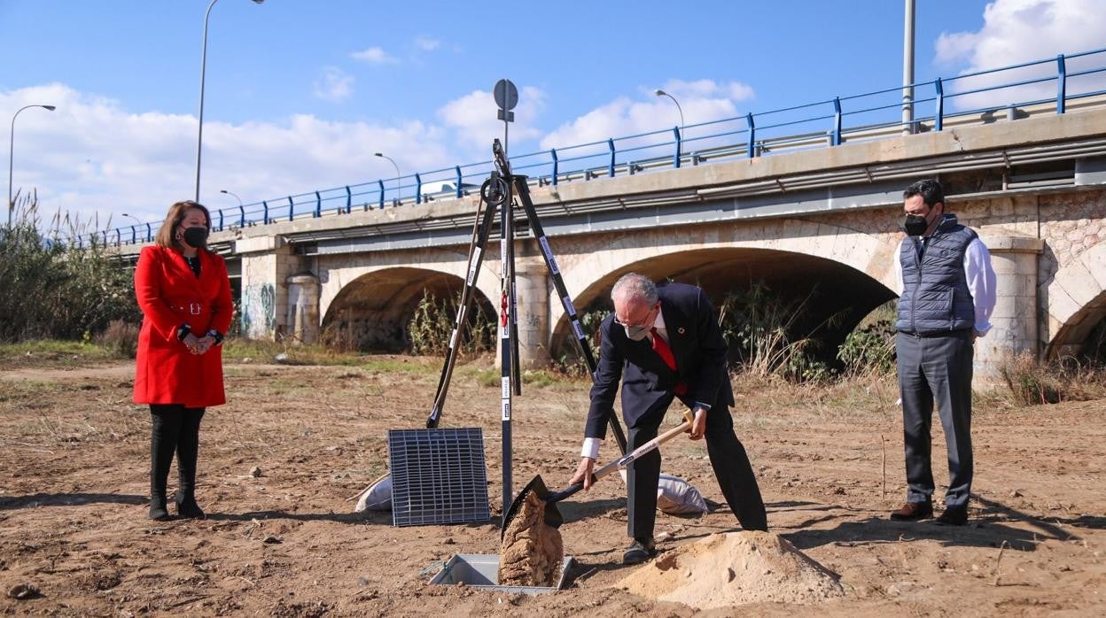 El alcalde de Málaga, Francisco de la Torre, cubre la primera piedra de las obras en el cauce del Guadalhorce junto al presidente de la Junta, Juanma Moreno