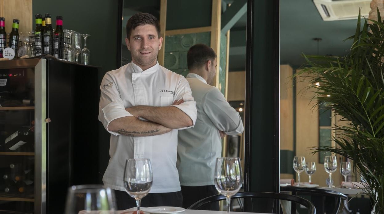 Paco Villar posa para ABC en el comedor de su primer restaurante Terra Olea en María la Judía