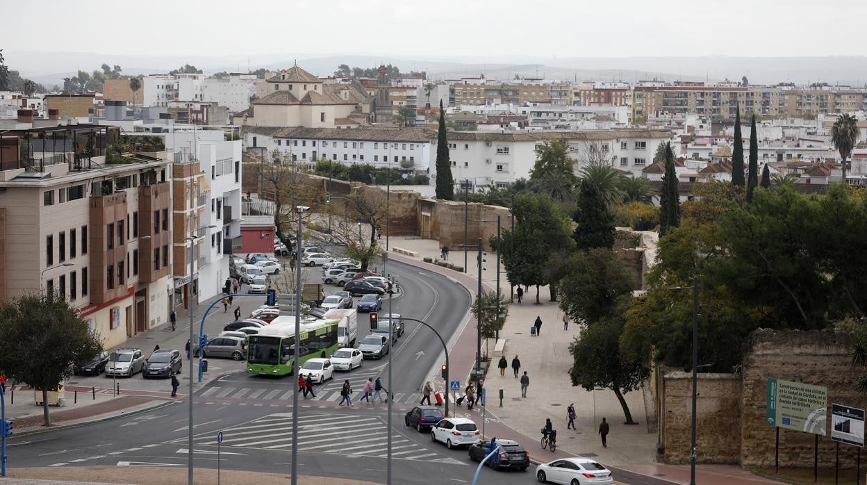 Imagen de la Ronda del Marrubial donde se diferencia claramente el tramo remodelado y el pendiente