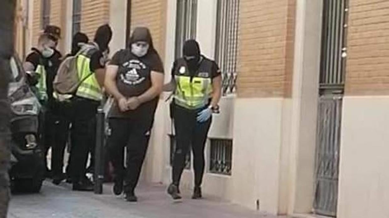 Imágenes de una anterior operación policial antidroga en Lucena con detenidos en septiembre de 2020