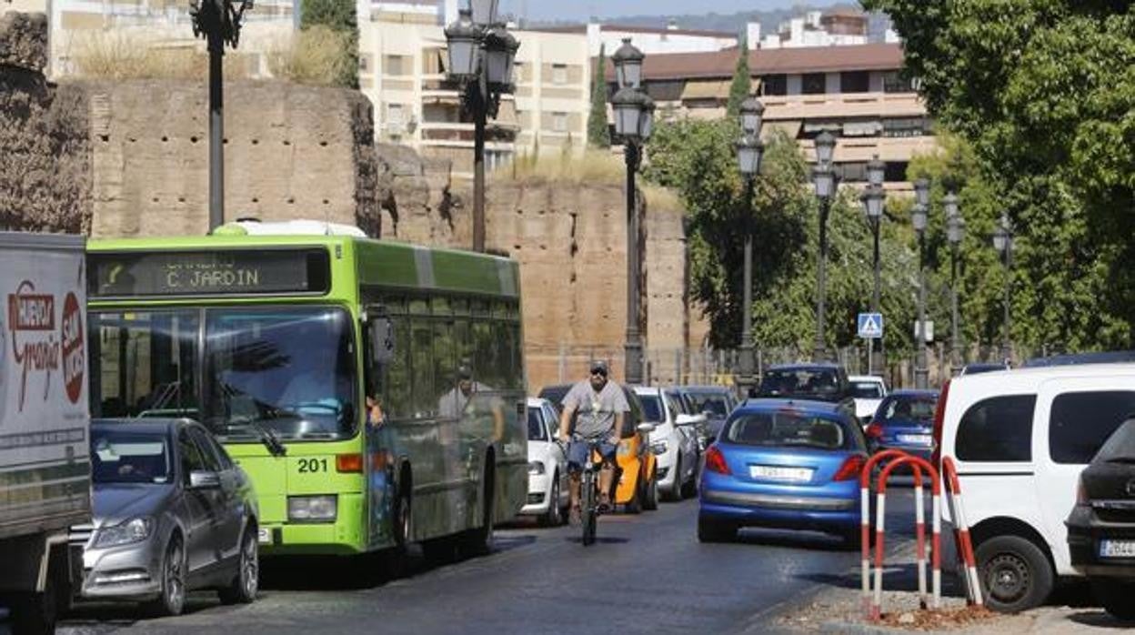 Un autobús en la Ronda del Marrubial