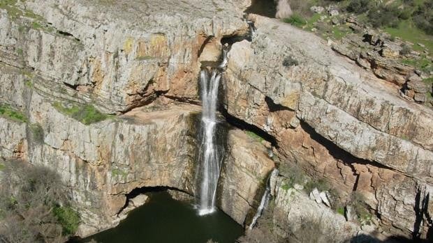 La Cimbarra, el espectacular salto de agua que baña a Sierra Morena en invierno