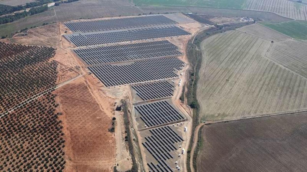 Vista aérea de archivo de una planta solar en la provincia de Córdoba