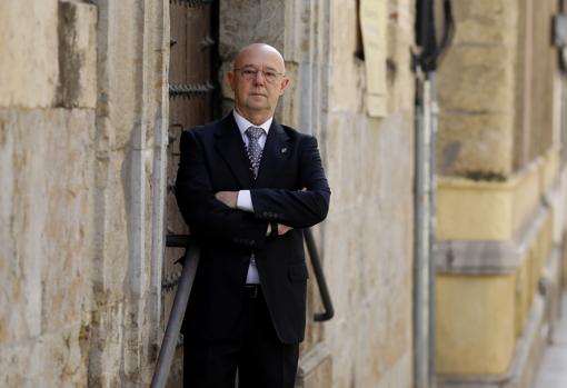 Manuel López Lorenzo, ante la puerta del convento del Císter