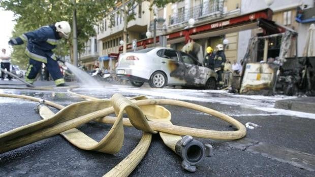 Incendio en Córdoba | El fuego en una furgoneta obliga al desalojo de dos viviendas en Aguilar de la Frontera