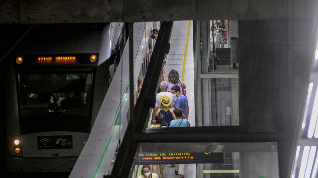 Viajeros en uno de los metros de Andalucía