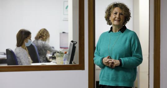 La directora de Emet Arco Iris posa para ABC antes del inicio de la entrevista