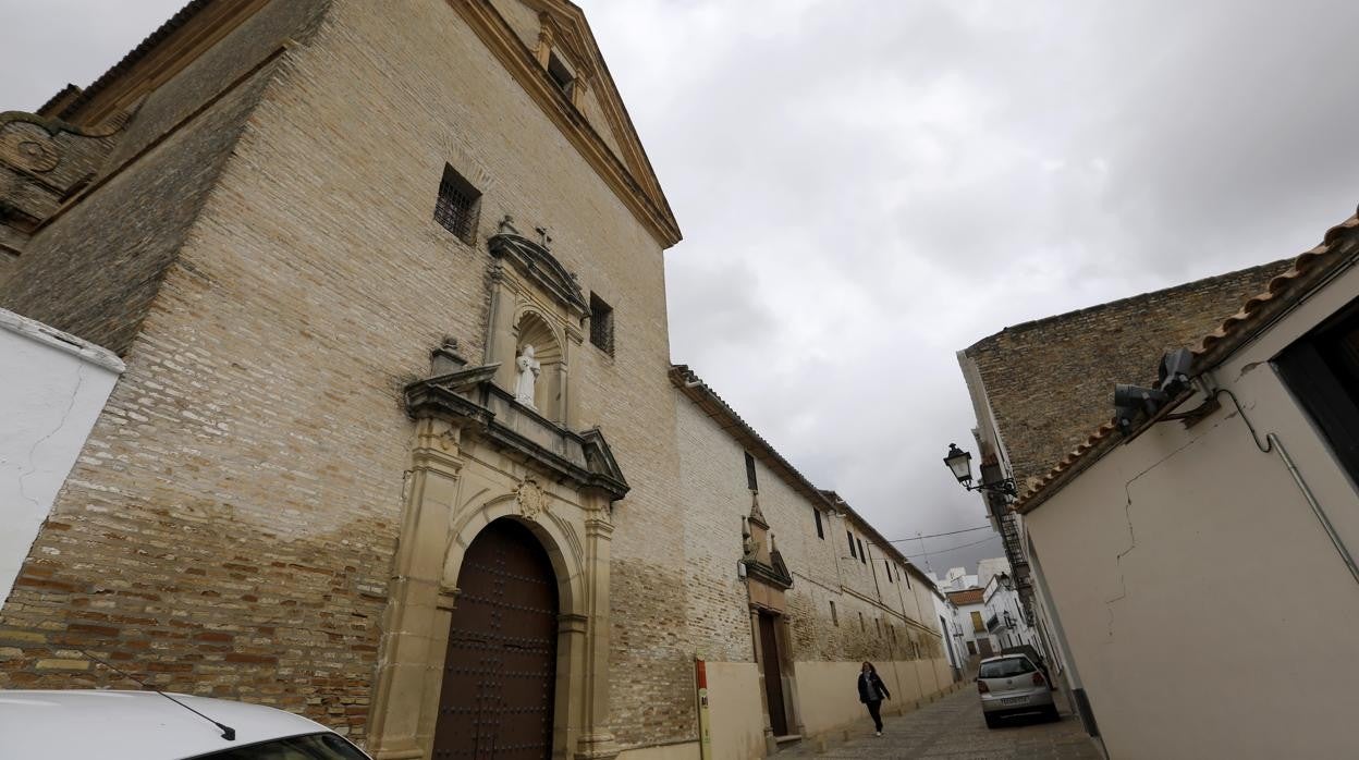 Portada de la iglesia y fachada del convento de las carmelitas en Bujalance