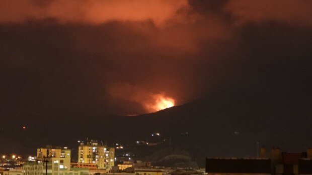 Controlado un incendio forestal en Los Montes de Málaga, cerca del casco urbano de la capital