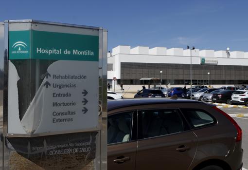 Imagen de un cartel indicador en el acceso al hospital de Montilla