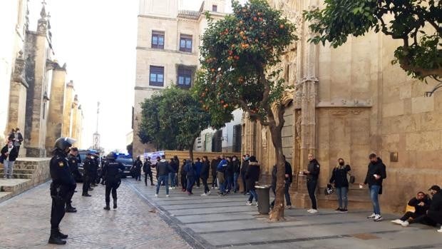 Ultras del Xerez Deportivo protagonizan una pelea en el entorno de la Mezquita-Catedral de Córdoba