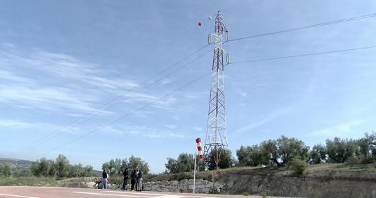 Línea de alta tensión que cruza los terrenos donde se ubicará el hospital de Lucena