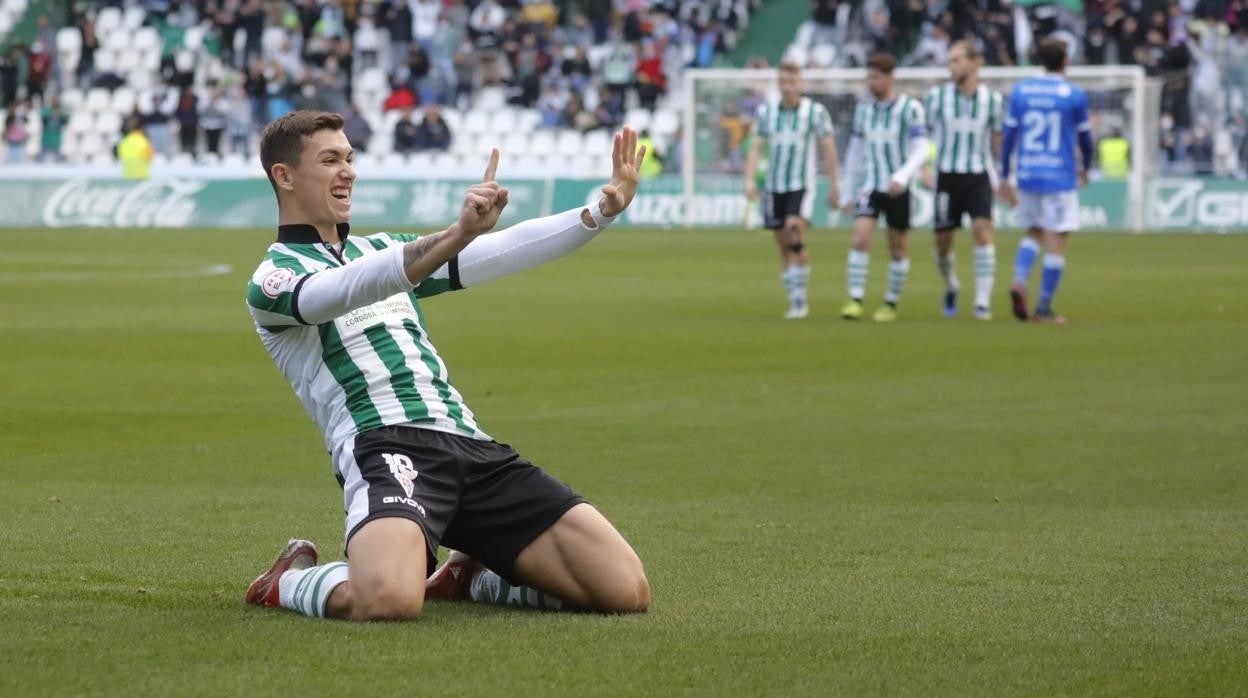 El jugador blanquiverde Fuentes celebra su gol