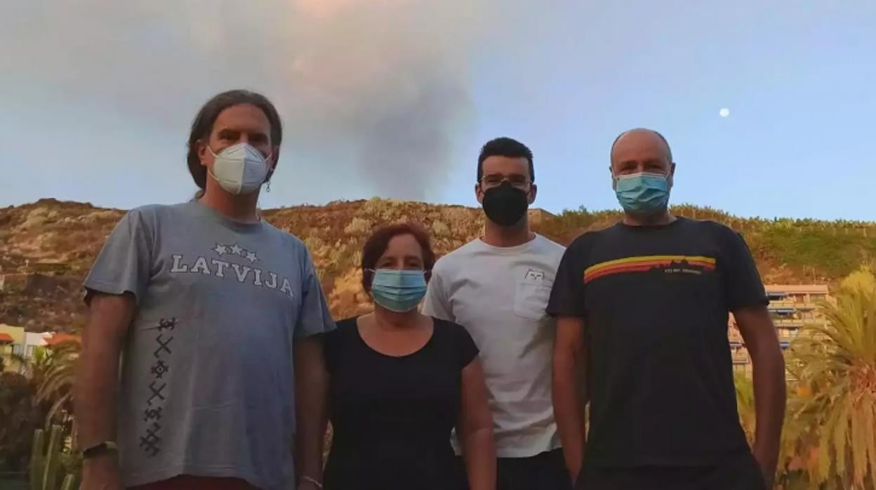 Almendros, a la izquierda, con el resto de su equipo con el volcán de La Palma de fondo aún en erupción