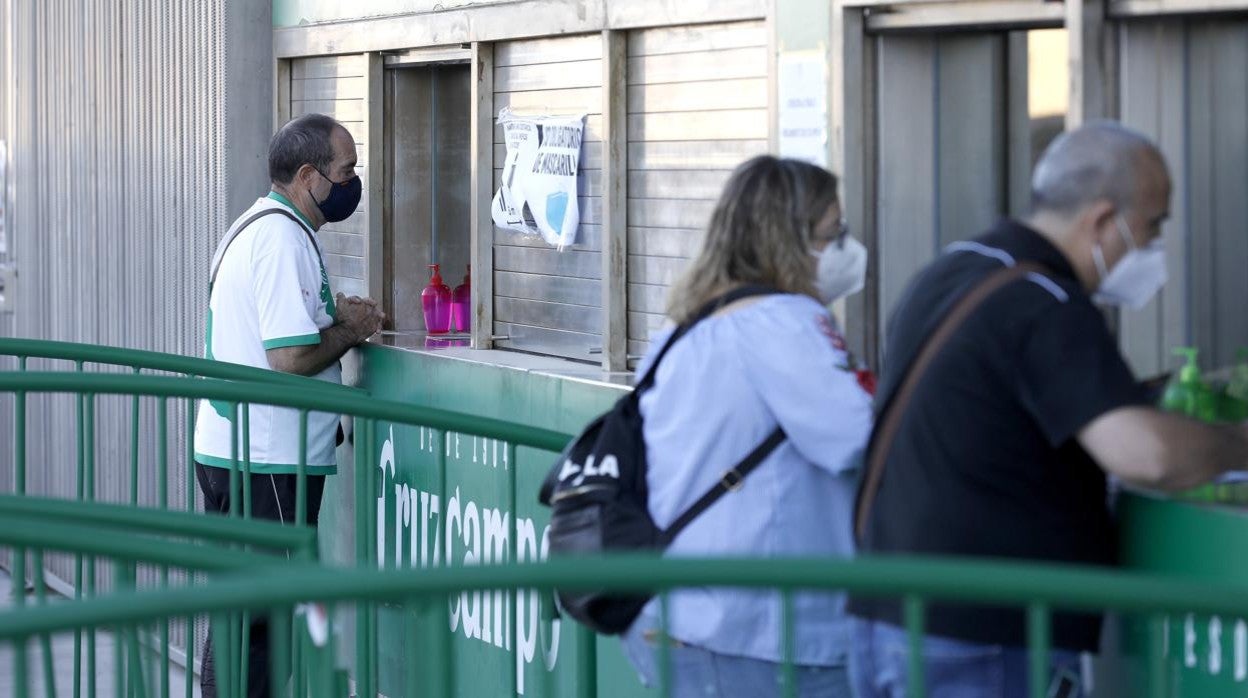 Abonados del Córdoba CF recogen entradas en las taquillas de El Arcángel