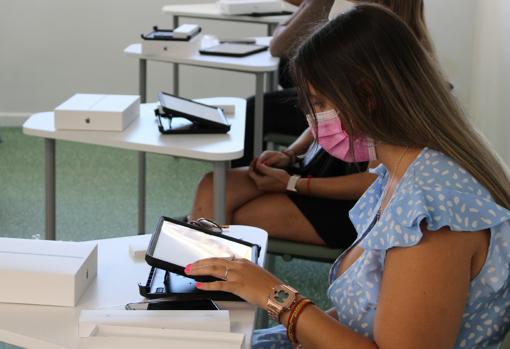 Una estudiante de un centro de Albor manejando una 'tablet' durante una clase