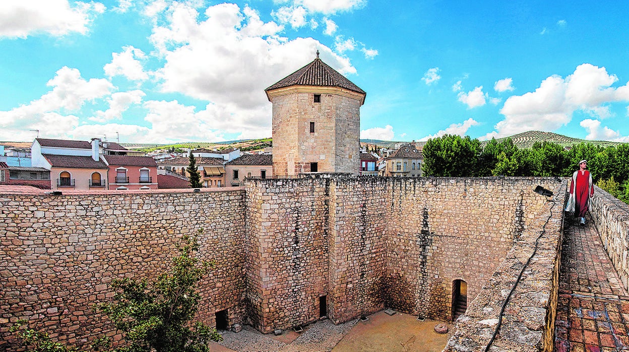 Un figurante en el castillo de Lucena durante una actividad turística