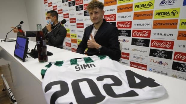 Simo, tras la renovación con el Córdoba CF: «He tenido claro priorizar quedarme aquí por mucho tiempo»