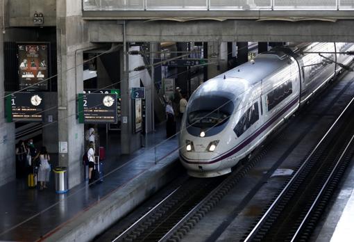 Pasajeros esperan para subir a su tren en la estación del AVE de Córdoba