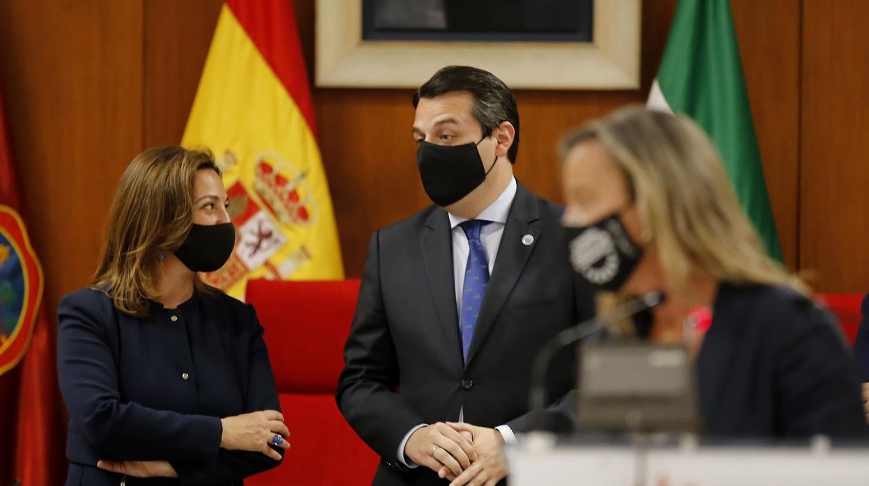 El alcalde conversa con la portavoz socialista tras la intervención de la de Ciudadanos