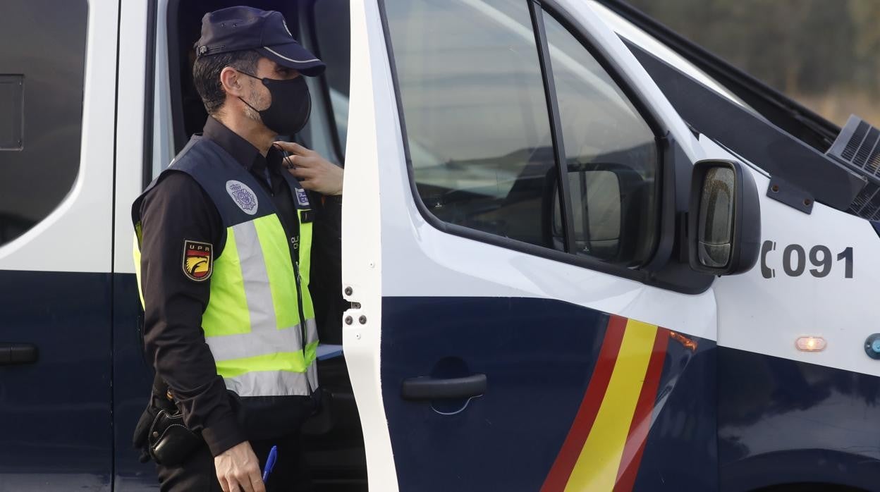 Un agente de la Policía Nacional durante un dispositivo de este Cuerpo de Seguridad en Córdoba