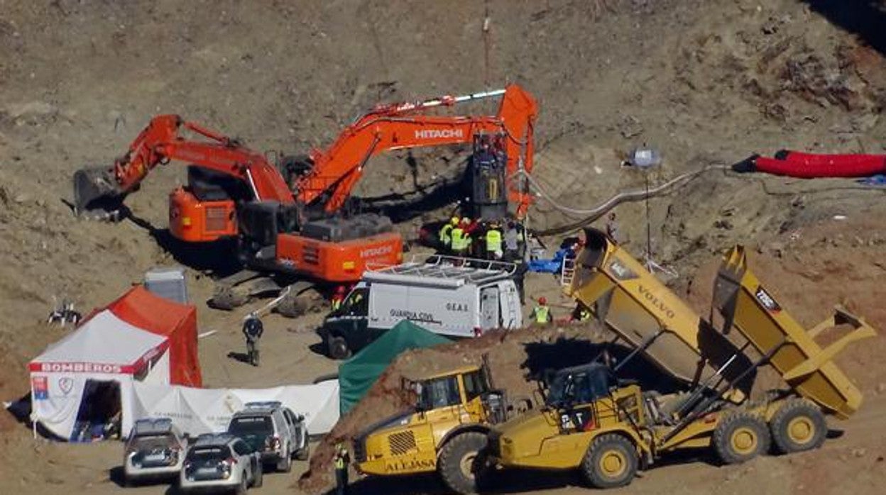 Los operativos de rescate sobre el estrecho pozo en Totalán