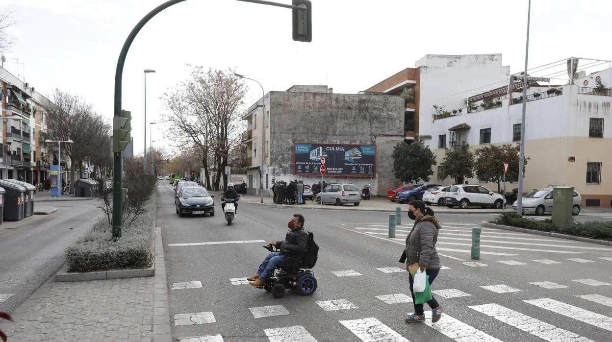 Dos personas cruzan la avenida de Trassierra