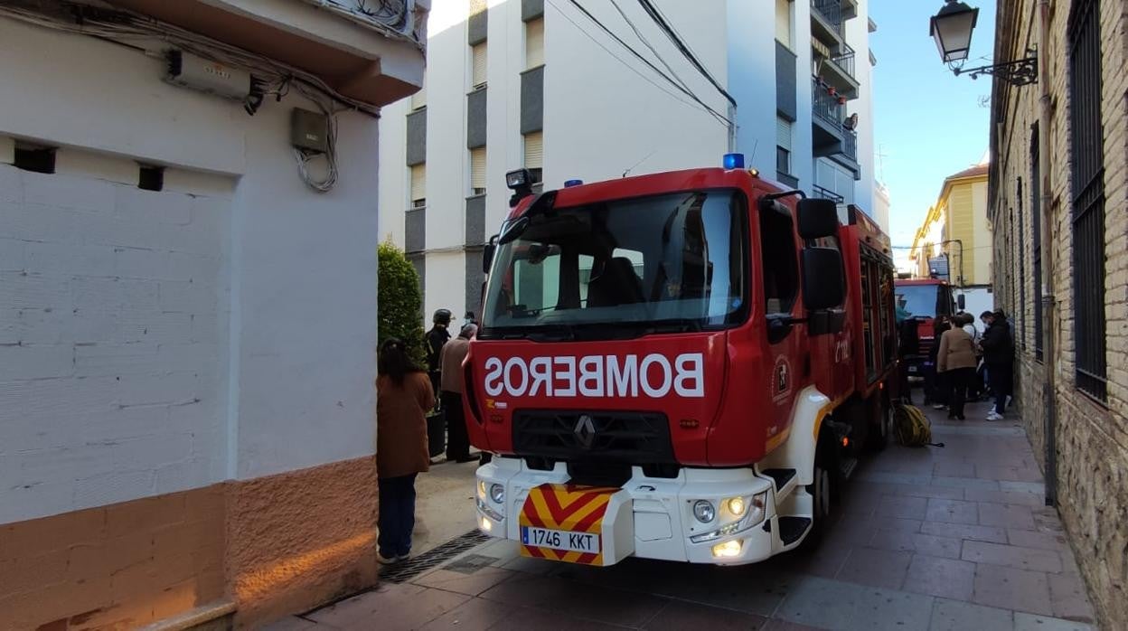 Camiones de bomberos en la calle Peñuelas, donde se ha producido el incendio