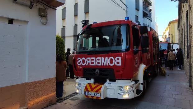 Incendio en Córdoba | Tres personas trasladadas al hospital tras el incendio de su vivienda en Lucena