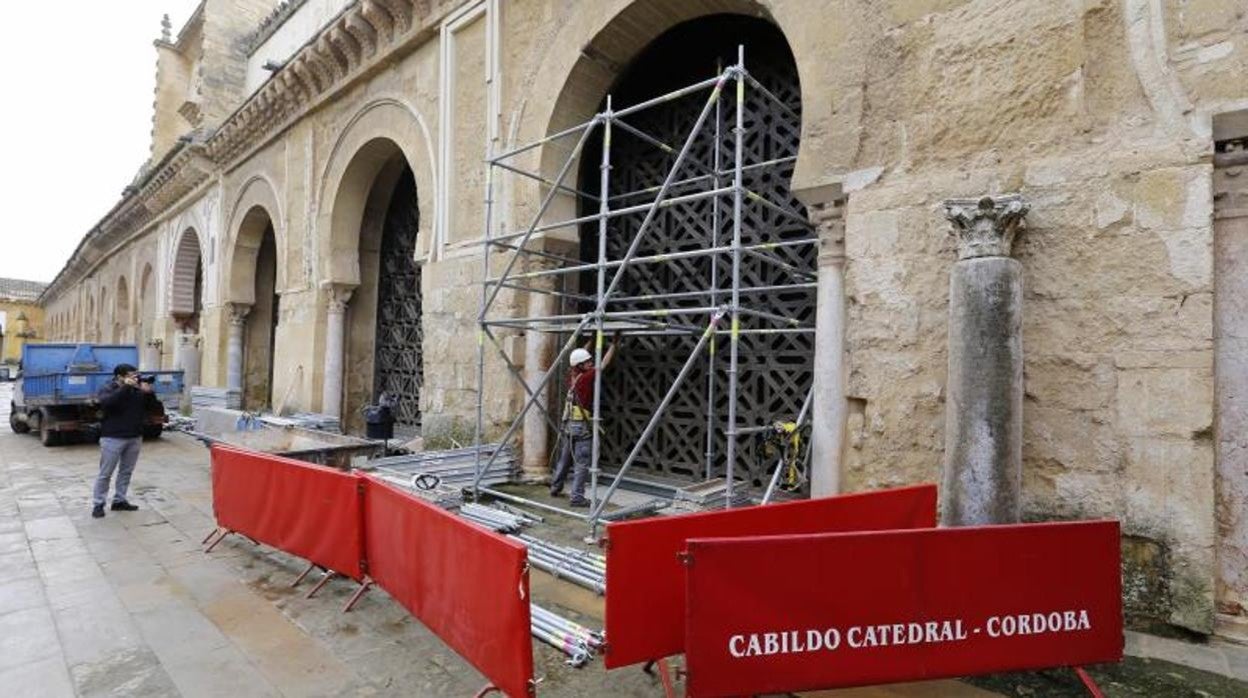 Obras de retirada de la celosía de la Mezquita Catedral en 2017