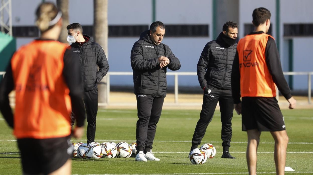 El entrenador del Córdoba, Germán Crespo, mira la hora en un entrenamiento