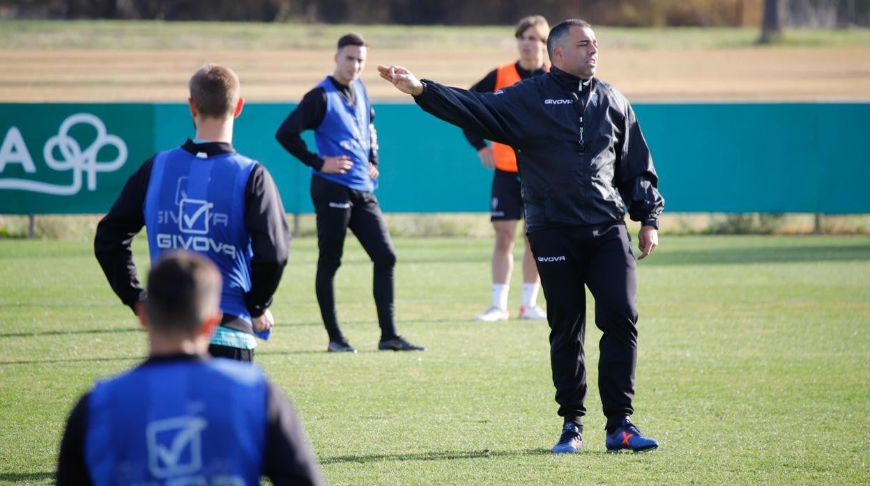 Germán Crespo dirige el entrenamiento en la ciudad deportiva