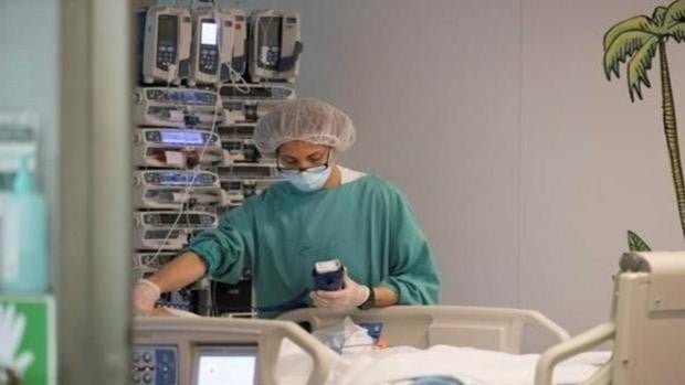 Andalucía baja en hospitalizados por Covid por tercer día consecutivo