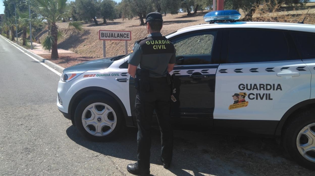 Un agente de la Guardia Civil a la entrada del municipio de Bujalance