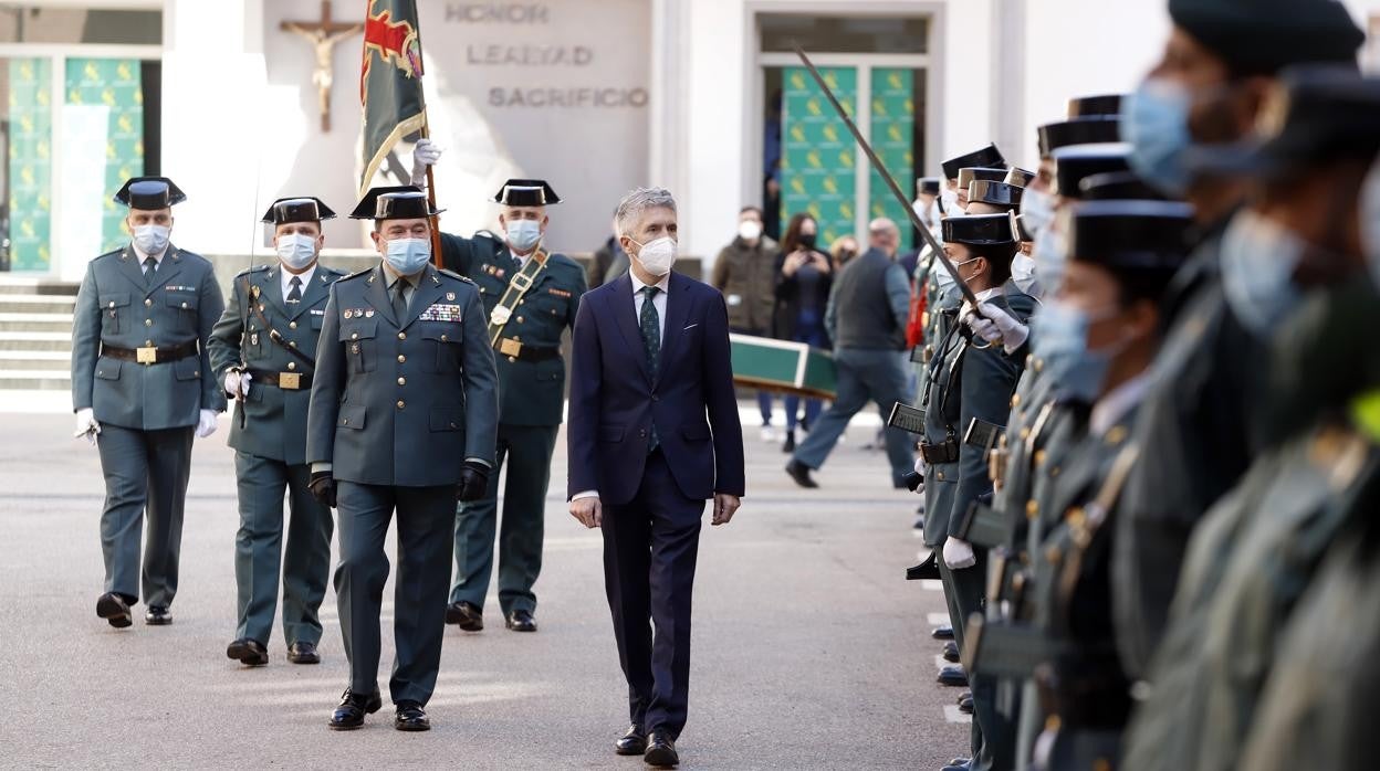 El ministro Grande-Marlaska pasa revista antes de iniciar el acto en Málaga