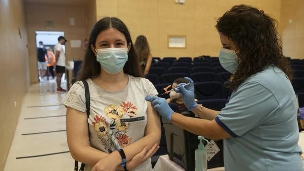 Los andaluces mayores de 18 años podrán pedir cita la próxima semana para la tercera vacuna contra el Covid