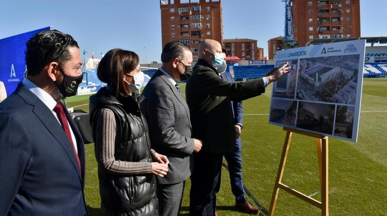 El consejero de Deporte, Javier Imbroda, observa el panel explicativo de la remodelación del estadio