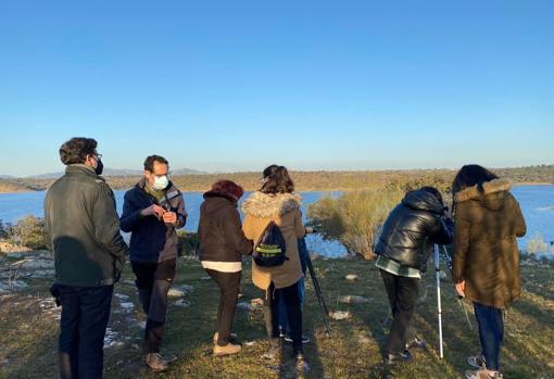 Un grupo de avistadores esta semana en las inmediaciones de la presa de La Colada