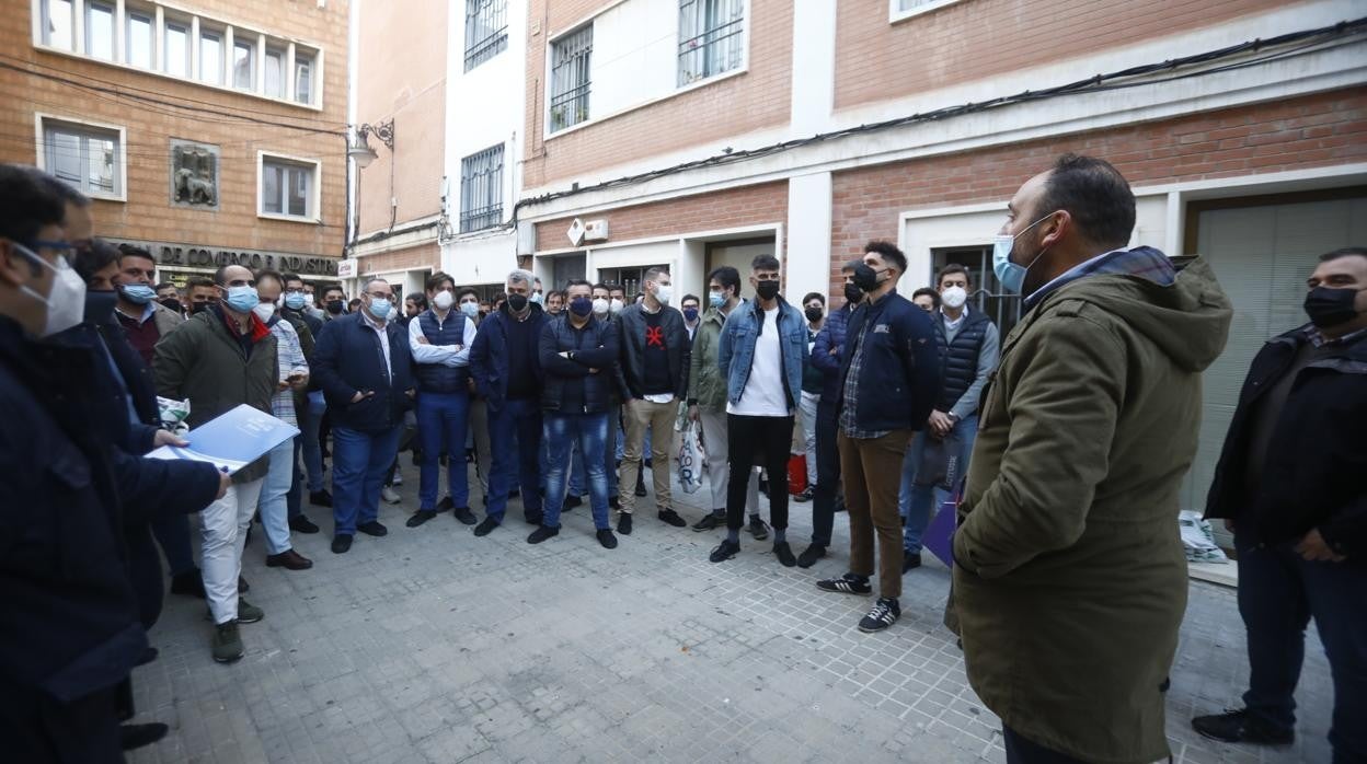 David Arce, durante la 'igualá' de los costaleros del misterio de la Sentencia de Córdoba