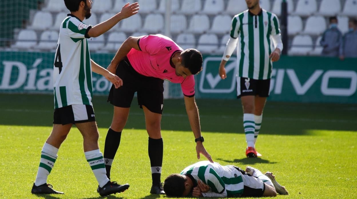 El Córdoba B, con Ale Marín en el suelo y Abreu junto al colegiado