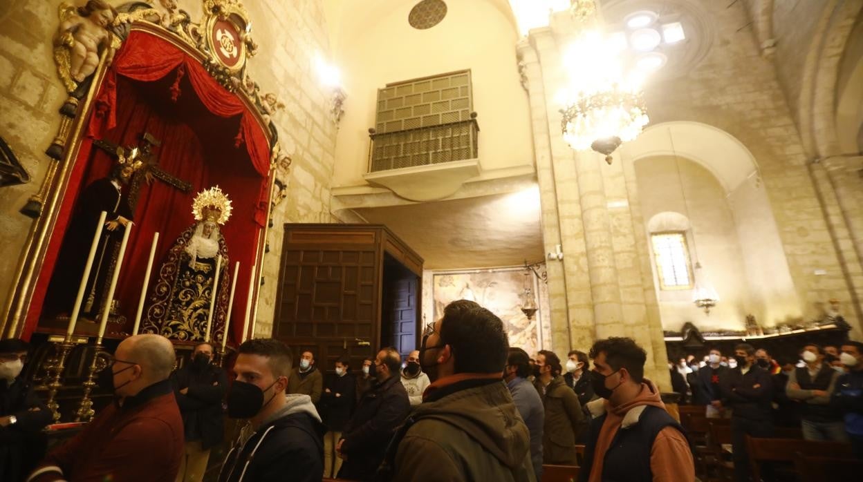 Costaleros de la hermandad de la Sentencia, durante la 'igualá' de este sábado