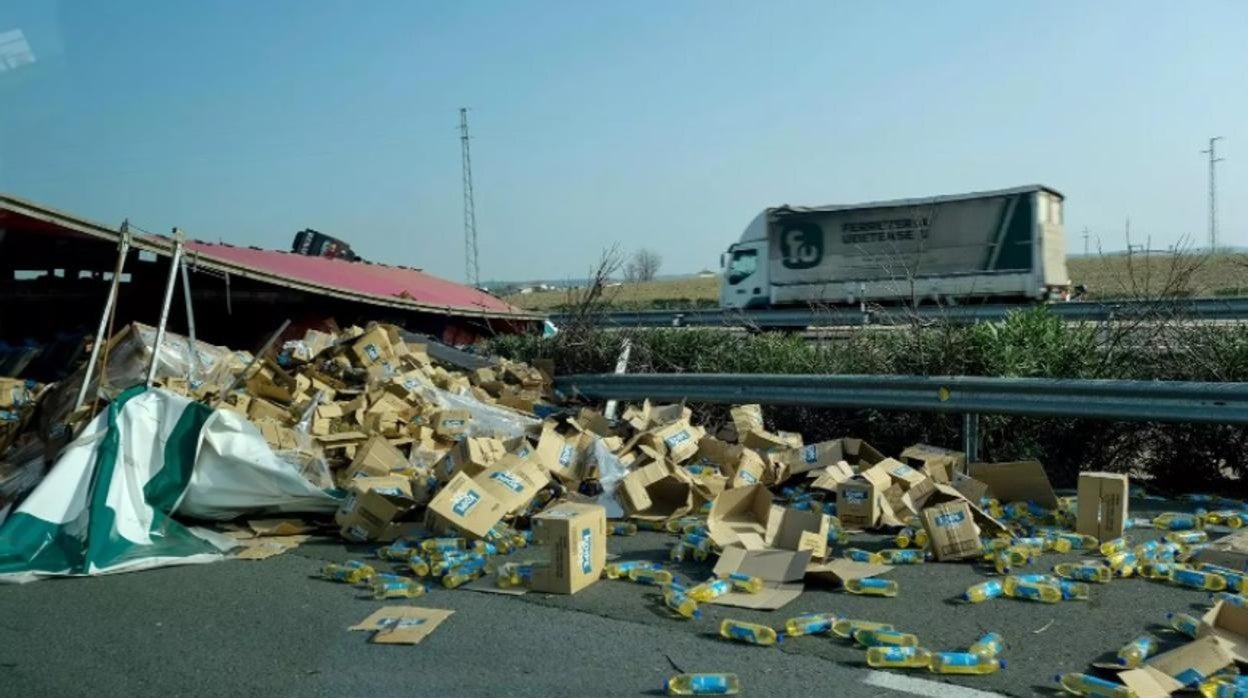 Botellas de aceite tendidas sobre la carretera tras el accidente