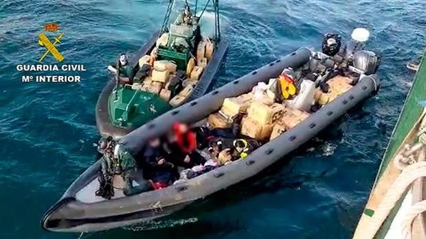 Espectacular persecución en alta mar en la costa de Huelva para abortar un alijo de 3.500 kilos de hachís