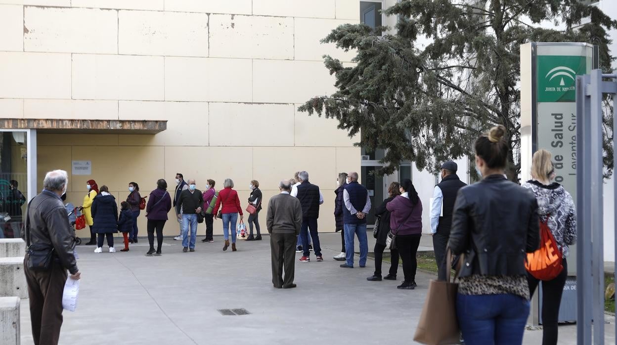 Pacientes haciendo cola ante un centro de salud en Córdoba