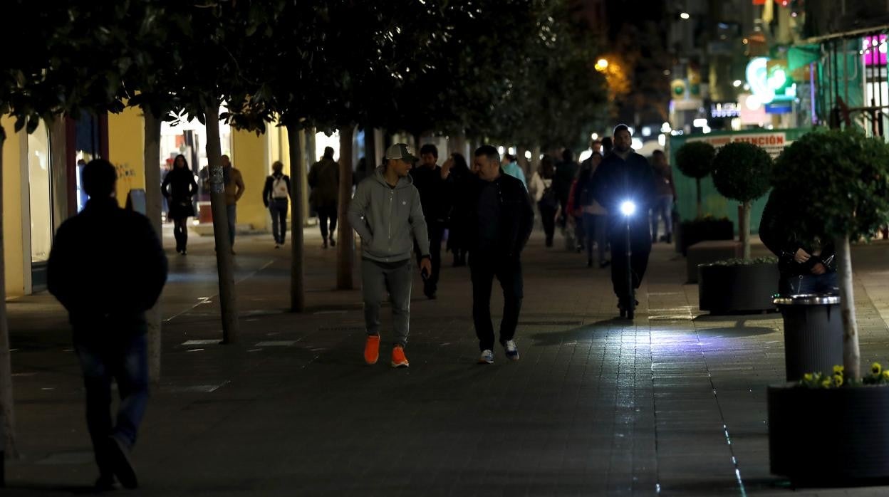 Varias personas pasean por la calle Cruz Conde, en una imagen de archivo