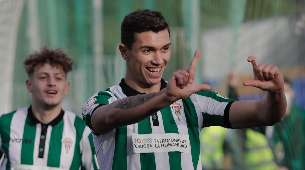 Adri Fuentes celebra su noveno gol con el Córdoba CF, el domingo ante el Cádiz B