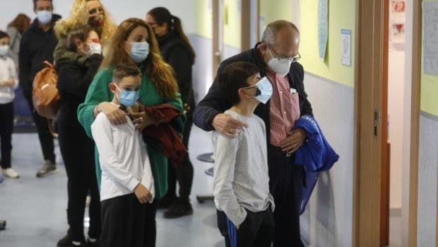 Hasta 762 sanitarios andaluces deciden echar cinco horas más de trabajo para desatascar los centros de salud