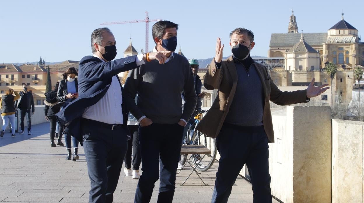 Juan Marín, en el Puente Romano, durante su estancia en Córdoba