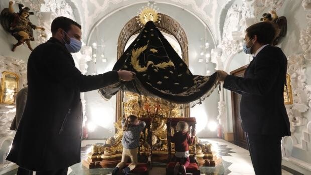 Los niños de Córdoba reciben el amparo de la Virgen de los Dolores